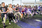 Die Besucher geniessen die sommerliche und ausgelassene Stimmung am Lakeside Festival in Hergiswil. (Bild André A. Niederberger)