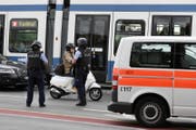 Der Täter ist auf der Flucht. Die Polizei fahndet nach ihm. (Bild: Keystone / Walter Bieri)