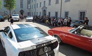 Passagiere und Chauffeure versammelten sich im Klosterhof in Muri und machten sich dann gemeinsam auf den Weg. (Bild: PD)