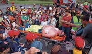 Demonstration der Feuerwehr und des Sanitätsdienstes 144 auf dem Flugplatz Alpnach für die Teilnehmer des Help-Pfingstlagers im Jahr 2008. (Archivbild: Markus von Rotz)