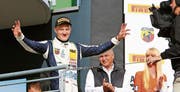 Feiert im 17. Saisonrennen seinen ersten Sieg: Der 18-jährige Formel-4-Rennfahrer Fabio Scherer jubelt auf dem Sachsenring. (Bild: adac-motorsport.de (Oberlungwitz, 17. September 2017))