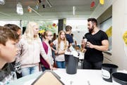 Aleksandar Dolhai erklärt den Sechstklässlern, wie Recycling richtig funktioniert. (Bild: Stefan Kaiser (Muri, 9. Juni 2017))