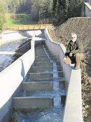 Beim Ausfluss des Wichelsees in Alpnach ist eine Fischtreppe und ein Überlauf mit Restwasser eingerichtet worden. Im Bild: Fischereiaufseher Erwin Wallimann neben der Ruhezone für die Fische nach jeder Treppenstufe. (Bild: Bea Zai (Alpnach, 30. Januar 2018))