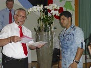 Mostafa Ghaderi (rechts) nahm letzte Woche mit bescheidenem Stolz sein Diplom entgegen. (Bild: March-Anzeiger)