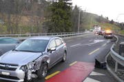 Die Autos sind nach der Kollision in Biberbrugg beschädigt. (Bild: Kantonspolizei Schwyz)