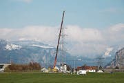 An mehreren Orten im Urner Talboden – wie hier in Altdorf – wird zurzeit in schwindelerregender Höhe an der Zusammenlegung von Swissgrid- und SBB-Hochspannungsleitungen gearbeitet. (Bild: Florian Arnold (Altdorf, 21. Februar 2018))