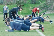 Gerardo Seoane (im schwarzen Trainingsanzug) kontrolliert die Übungen der Spieler. (Bild: Martin Meienberger/Freshfocus (La Cala de Mijas, 12. Januar 2018))