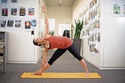 Yogalehrerin Raquel C. Sanz Fontan zeigt die gestreckte Dreieckshaltung. (Bild: Corinne Glanzmann (Luzerner Zeitung))