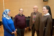 Debattierten über Humor: Belkis Osman-Besler, Michel Bollag, Gesprächsleiter Josef Hochstrasser und Schwester Sabine Lustenberger (von links). (Bild Rosemarie Bugmann)