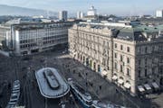 Bankenplatz in Zürich mit der UBS (links) und der CS. (Bild: Keystone / Christian Beutler)