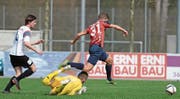 Chams Tobias Walker (in Rot) ist auf dem Weg zum 2:0 gegen Ägeris Ivan Ott (links) und Dragan Dunjic. (Bild: Maria Schmid (Cham, 8. April 2018))