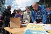 In Wassen wurden Unterschriften für die «eigene» Post gesammelt. (Bild: Urs Hanhart (Wassen, 20. Mai 2017))