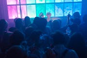 Hinter die «alten» «Uferlos»-Fotos wurden LED-Lampen eingebaut. Dietrich & Strolch sorgen für die Musik. Nächste Veranstaltung: Riot Riot mit Bit-Tuner, Hardly Booked & Ducks on Repeat am 4. Oktober. (Bild Jean-Pierre Grüter)