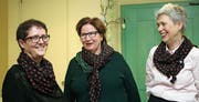Andrea Imhof (Präsidentin, links) und Christine Stauber (rechts) mit Birgit Dressler. Als Geschenk gab es das Tuch, das alle Vorstandsfrauen tragen. (Bild: Marion Wannemacher (Kägiswil, 9. März 2018))