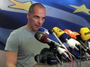 Der griechische Finanzminister Gianis Varoufakis gibt trotz des Neins des Stimmvolks zum Sparpaket seinen Rücktritt bekannt. Auf dem Bild sprichte er kurz nach der Abstimmung vor den Medien - noch ohne auf seinen Rücktritt einzugehen. (Bild: KEYSTONE/EPA ANA-MPA/ORESTIS PANAGIOTOU)