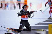 Die Schweizer Meisterin Lena Häcki macht sich im Biathlonstützpunkt Realp zum Schiessen bereit.Bild: Urs Hanhart (Realp, 7. April 2016)