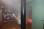 Feuerwehrleute nähern sich dem Brand im Spitalzimmer. (Bild: PD)