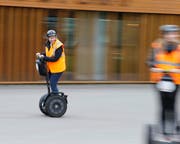 Die erste Fahrt mit dem Segway macht Jeannine Anderegg sichtlich Spass. (Bild Stefan Keiser)