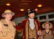 Thomas Zanker als Zunftmeister Thomas III. und seine Frau Margrit stellen Afrika in den Mittelpunkt der Fasnacht. Vorgänger Urs Flüeler (Mitte) begrüsst sie im neuen Amt. Bild: Markus von Rotz (Alpnach, 11. 11. 2016)
