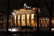 Hier fährt die Limousine von Obama am Brandenburger Tor vorbei. Im Hotel Adlon trifft er später Bundeskanzlerin Angela Merkel zum Abendessen. (Bild: Keystone)