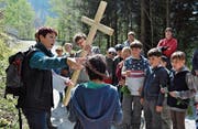 Jesus trug sein Kreuz und einen Dornenkranz. Auch beim gestrigen Anlass in Lungern wurde ein grosses Holzkreuz mit den Kindern getragen.