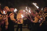 Mit einem Fackelzug (links) wird am Dreikönigstag jeweils der neue Heinivater vorgestellt. Der mimt während der Fasnacht den legendären «Heini von Uri», begleitet von den drei Trabanten; rechts, von oben: Teufel, Feuk und Lälli. B (Bilder: Corinne Glanzmann)