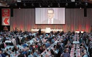 NKB-Chef Heinrich Leuthard spricht zur Partizipantenversammlung im Sportcenter Rex. (Bild: Michele Murena/PD (Stans, 7. April 2017))