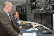 Martin Dudle, Chef des Amtes für Bevölkerungsschutz Nidwalden (links), und Stefan Stadelmann, Leiter der Einsatzleitzentrale, während des Sirenentests in Stans. (Bild: Matthias Piazza (7. Februar 2018))