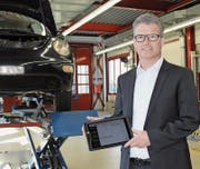 Amtsvorsteher Toni Epp mit dem neuen Arbeitsgerät. Bild: Markus Zwyssig (Altdorf, 17. März 2017)