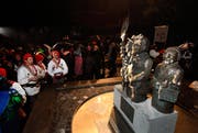 Nüssler, Badjöggel und Bomerhüttli Ysebäänli zieren den Brunnen, der am Samstagabend präsentiert wurde. (Bild: Christof Borner-Keller / Neue ZZ)