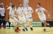 Zugs Billy Nilsson (rechts) ist neuer Topskorer der NLA, die Teamkollegen Staub, Poletti und Grüter (von links) freut es. (Bild: Michael Peter/Zug United)