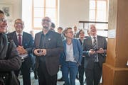 Sie haben gut lachen: Karin Kayser (vorne, Zweite von rechts) erzielte die meisten Stimmen, gefolgt von Alfred Bossard (links). Rechts der neu gewählte FDP-Regierungsrat Joe Christen. (Bild: Corinne Glanzmann (Stans, 4. März 2018))