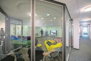 Im Bild das Universe 9 GebŠude (Altes GFK GebŠude) in Hergiswil. Hier wurde Wohnraum fŸr Studenten geschaffen. Im Bild ist dder Kinoraum wo gerade ein Vortrag stattfindet (foto: roger gruetter) (Bild: Roger Grütter (Hergiswil, 3. März 2017))