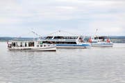 Das Kleinste ist das Grösste: Die Formationsfahrt auf dem Zugersee mit dem reparierten Motorschiff «Schwan» im Mittelpunkt zog viele Schaulustige an. (Bilder Christof Borner-Keller)