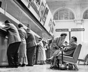 Damals gab es noch nicht die Möglichkeit, Reisen übers Internet zu buchen. Das Reisebüro der ehemaligen Swissair im Bahnhofsgebäude des Hauptbahnhofs Zürich, aufgenommen 24. Mai 1956. (Bild: Keystone)