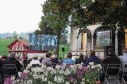 Den Gottesdienst am Sonntag verfolgten vor der vollen Pfarrkirche gegen 250 Besucher und Zaungäste auf einer Grossleinwand bei schönstem Wetter. (Bild: Markus von Rotz (Sachseln, 24. September 2017))