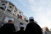 Die islamische Welt reagiert betroffen auf die Pariser Anschläge. Im Bild: Repräsentanten der islamischen Gemeinschaft gedenken den Opfern von Paris vor der französischen Botschaft in Belgrad.
