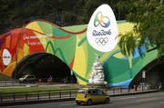 In Rio de Janeiro ist man bereit für die Olympischen Sommerspiele. Hier eine Werbnung an einer Tunneleinfahrt. Auch die Schweizer Bevölkerung zeigt sich optimistisch für Olympia. (Bild: EPA / Marcelo Sayao)