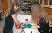 Chanelle (links) und Selma produzieren einen Trickfilm mit Figuren aus Knetmasse. (Bild: Matthias Piazza (Ennetbürgen, 16. November 2016))
