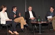 Lehrerin Patrizia Kaufmann, Zukunftsforscher Georges T. Roos (Mitte) und Bildungsdirektor Franz Enderli (v. l.) stellen sich den Fragen von Moderator Dominic Dillier. (Bild: Romano Cuonz (Sarnen, 19. März 2018))