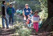 Ganz Klein bis Gross rennt kartenstudierend durch den Wald. (Bilder: Nadia Schärli (Dagmersellen, 1. April 2017))