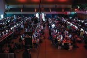 Die Stadthalle Sursee wurde zur Arena für rund 500 Online-Gladiatoren. (Bild: Manuela Jans-Koch (Sursee, 31. März 2018))