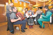 Die alte Fasnacht in Flüelen ging mit einem Fest in der Schützenstube und dem "Echo vom Gitschli" zu Ende. (Bild: Christof Hirtler (Flüelen, 17. Februar 2018))