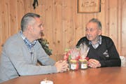 Gemeinderat Stefan von Holzen (links) besucht den 91-jährigen Ennetmooser Sepp Barmettler. (Bild: Matthias Piazza (Ennetmoos, 7. Dezember 2017))