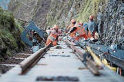 Im August 2017 nimmt die neue Standseilbahn von Kehrsiten auf den Bürgenstock ihren Betrieb auf, nachdem im März die Schienen eingebaut worden sind (Bild). Die alte war im Dezember 2012 letztmals gefahren. (Bild: Urs Flueeler)