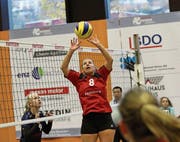 Volleya-Passeurin Seline Zumstein (Nummer 8) gegen Aadorf. (Bild: PD (Sarnen, 4. November 2017))