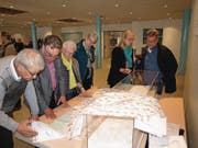 Der geplante Doppelspurausbau stösst auf grosses Interesse. Vorne links Maurus Adam, Präsident der «IG Lärm weg» und alt Landratspräsident. (Bild: Kurt Liembd (NZ) (Nidwaldner Zeitung))