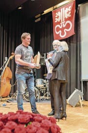 Marcel Mathis mit der Trophäe. (Bild: Daniel Diggelmann/PD (Oberdorf, 20. Januar 2018))