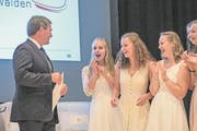 Bildungsdirektor Res Schmid beglückt die Absolventen mit ihren Zeugnissen. (Bild: Izedin Arnautovic (Hergiswil, 8. Juli 2017))
