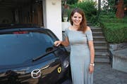 Silvia Baumann mit ihrem «Urner» Auto. (Bild: eca (Emmenbrücke, 20. 7. 17))